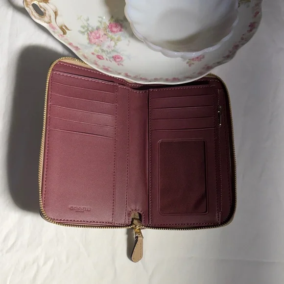 Coach Medium ID Zip Wallet - Picture 4 of 6